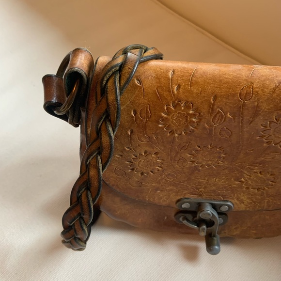 Vintage leather purse with metal latch and engraved flowers - Picture 1 of 7